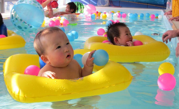 宝宝在泳池中便便该如何处罚？这里有更好的答案！ 婴儿游泳馆经营管理 宝宝游泳便便怎么办 宝宝拉屎污染泳池怎么办