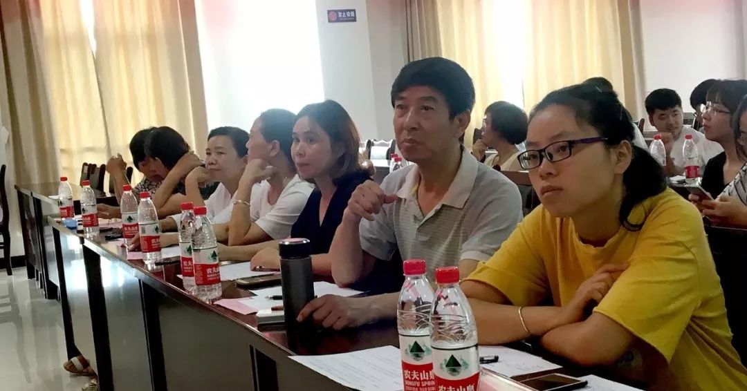 级院落";飞石村实习生范新月,黄珂欣走访调查垃圾分类;广泉村邹永莲