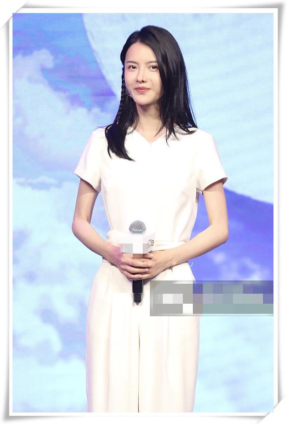 张芷溪和倪妮同穿连体裤差距大一个女神范十足一个村花感满满