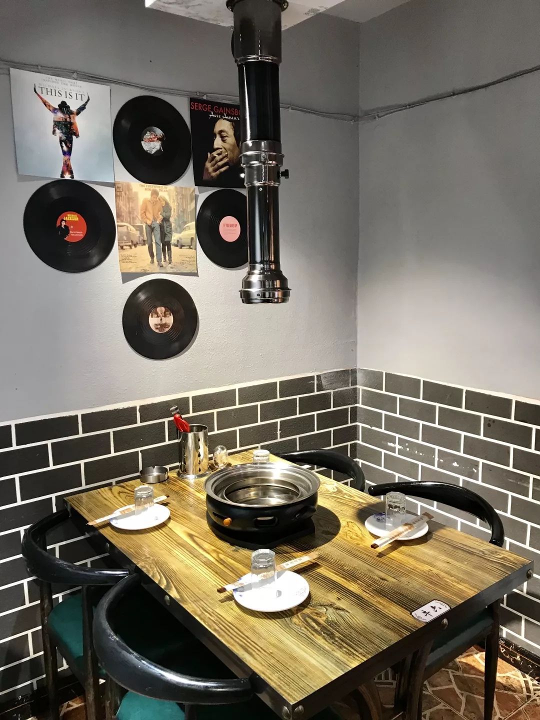 市井小店,店面不大,包房散台一应俱全,环境干净舒适.