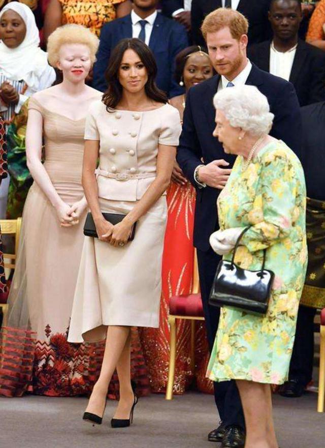 梅根被女王控制禁止她带阿奇回美国庆生生怕给王室惹更多麻烦