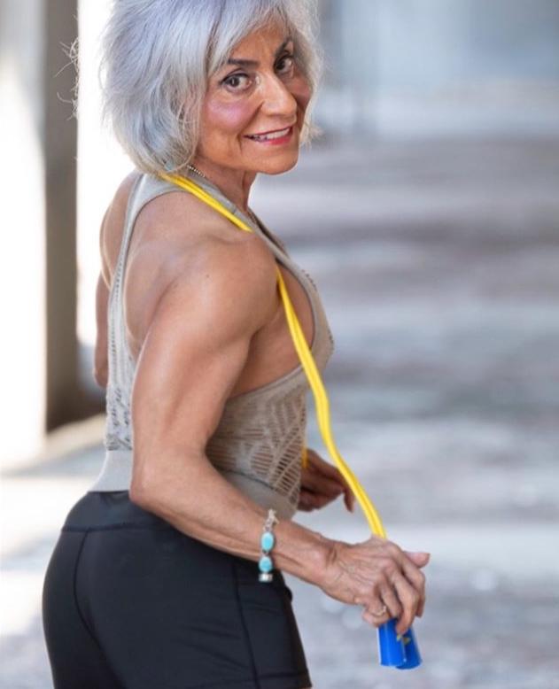 70岁奶奶打健美36年,感言举铁改变的不仅是身材更是生活