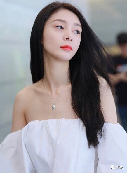 刚刷一波好感就反炒学热依扎在机场穿着暴露