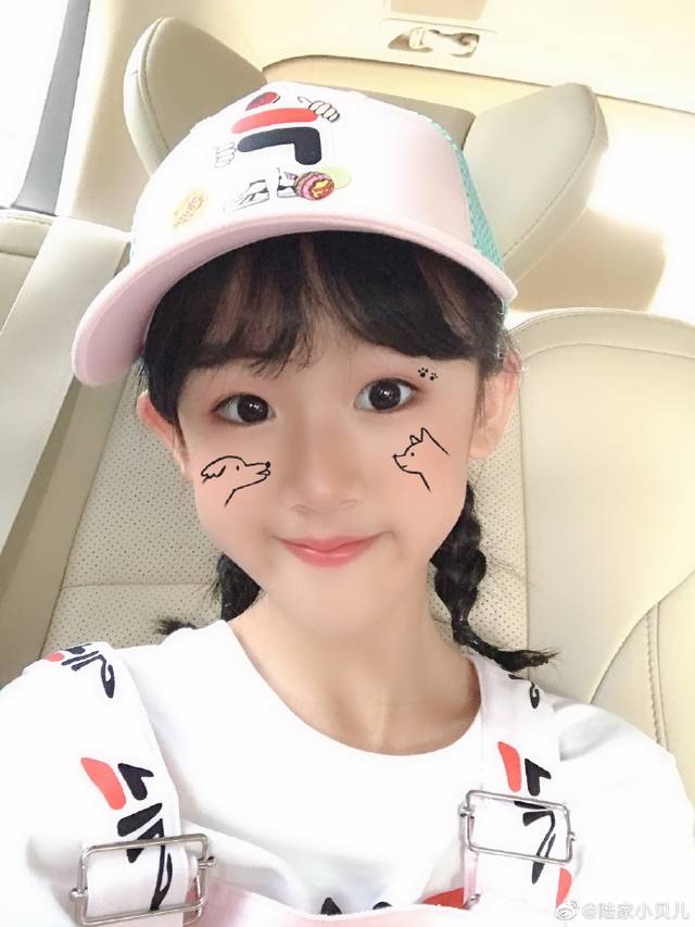 8月8日下午,陆毅十岁女儿贝儿在微博晒出一组可爱自拍,并配文表示:"我