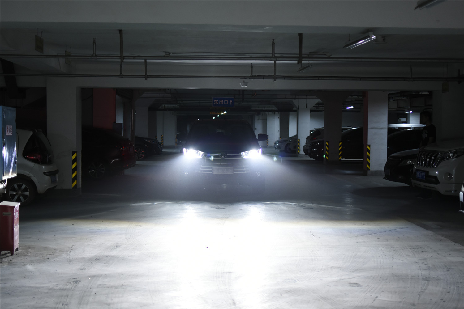 炫光等安全隐患,文明行车,文明用灯,正确升级车灯明暗截止线对着墙的