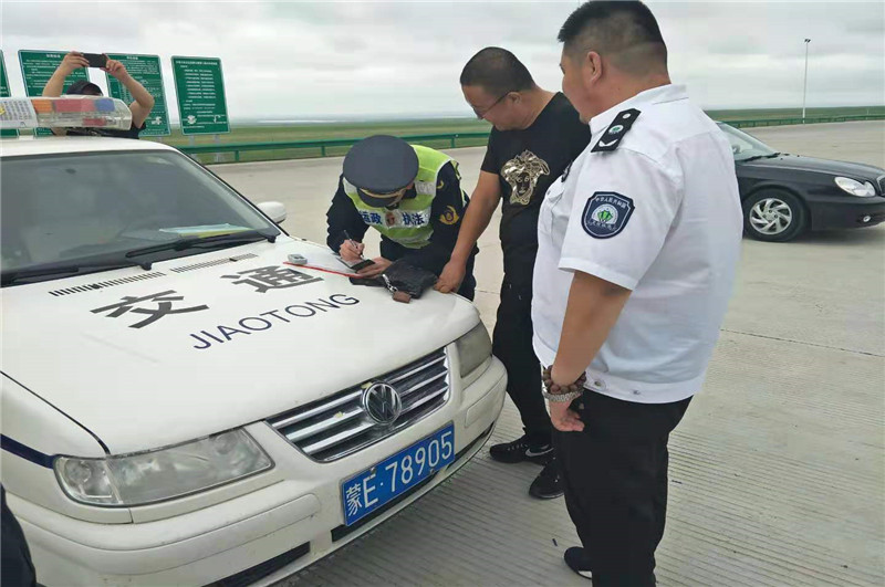 新左旗文化市場綜合執法局聯合開展旅遊道路運輸安全整治行動_車輛