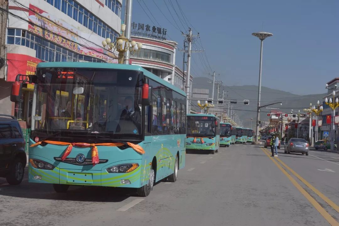 玛沁县大武镇新能源城市公交车开通运营