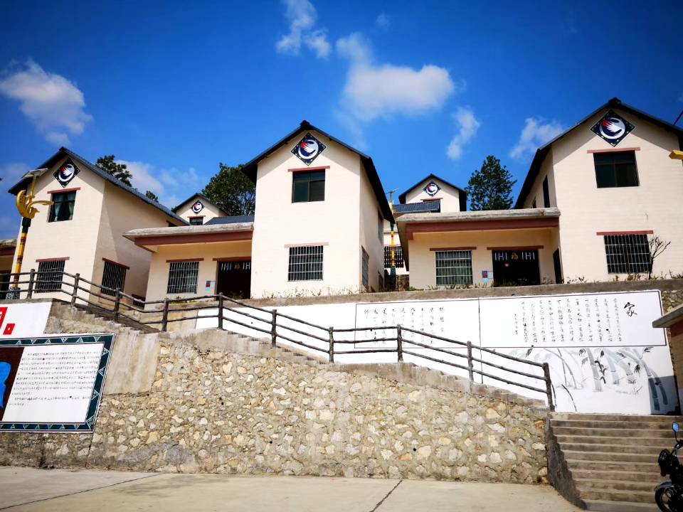 挪出穷窝断穷根精准脱贫奔小康牛角寨镇易地扶贫搬迁搬出群众幸福感