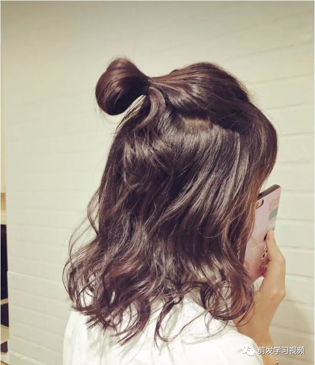 稍微卷烫的头发本来就很可爱了,再扎上个丸子头,瞬间就逆龄了,简直不