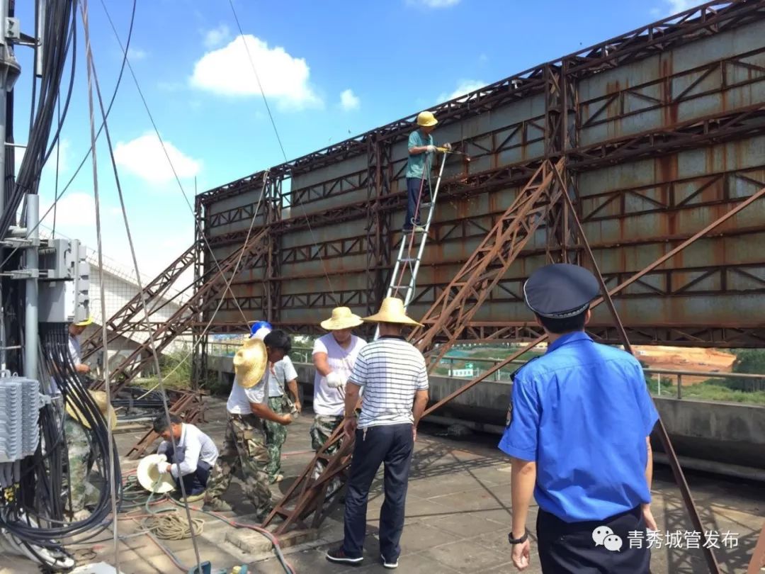 青秀城管大力整治戶外廣告亂象_廣告牌