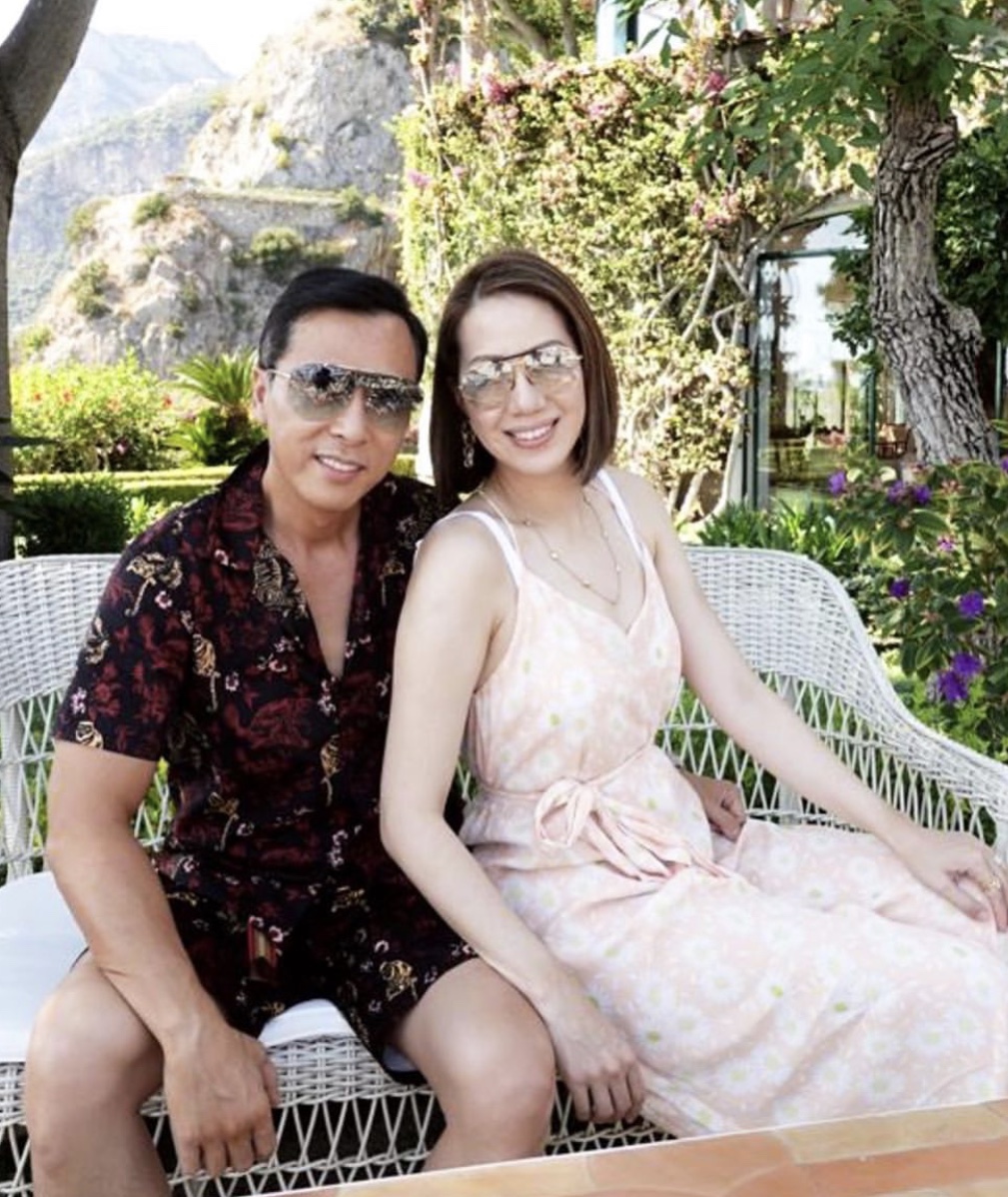 56岁甄子丹全家出游功夫巨星成妻女奴贴心为老婆女儿拍照