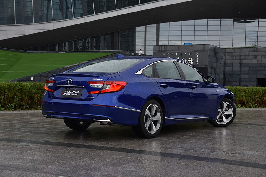 18英寸轮毂视觉效果不错,轮胎采用yokohama横滨advan db decibel节能