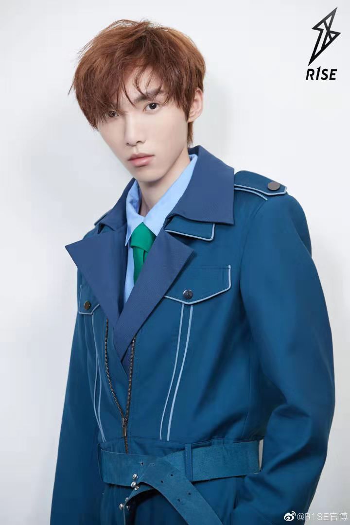 r1se最新公式照,周震南仍霸气,任豪碾压何洛洛成颜值担当?