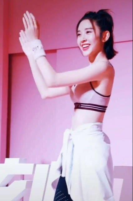 太美了,娇妻唐艺昕婚后秀出人鱼线,张若筠娶对老婆了!