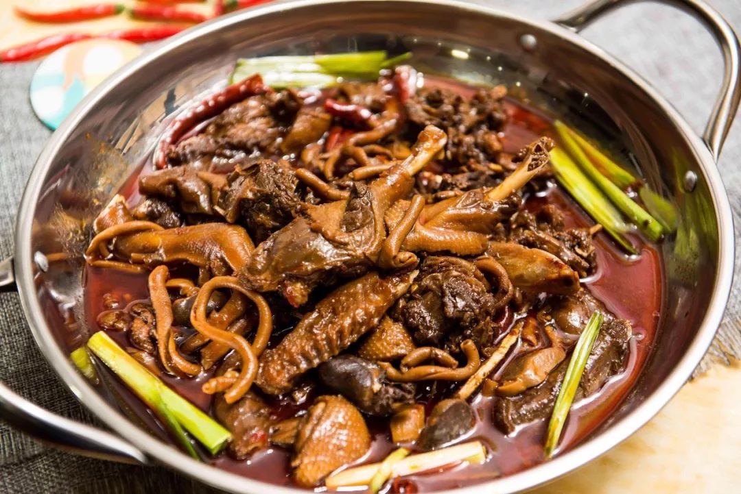 谷鸭火锅一般选用两至三岁的老水鸭,酱色的鸭肉混合着青椒,大蒜,生姜