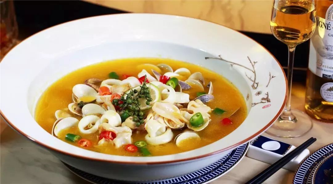 比如:咖喱安格斯牛排,牛肉经过3小时小火慢炖,鲜嫩多汁;白玉珍菌烩