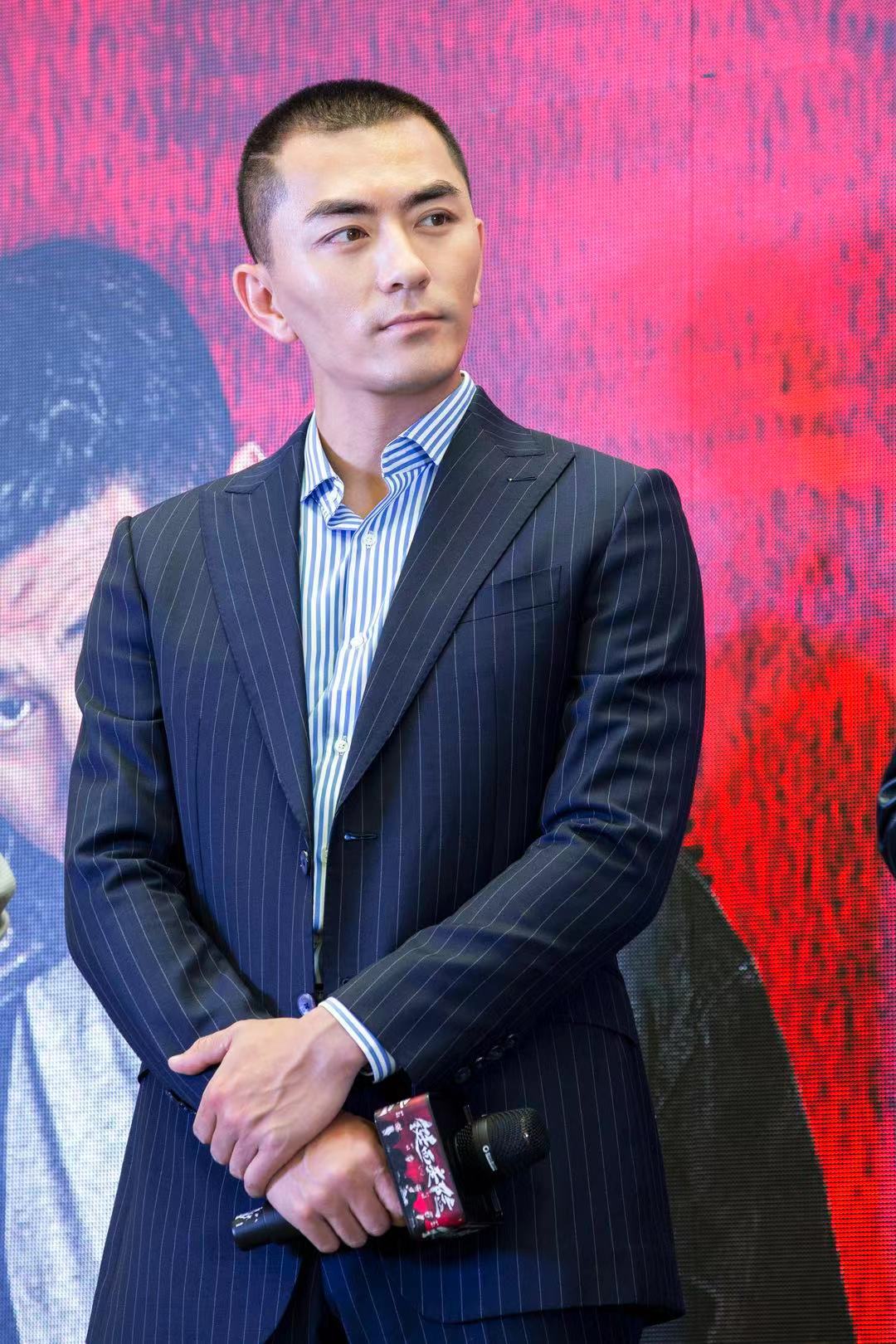 张宁江铤而走险重庆首映方言热辣现场火爆