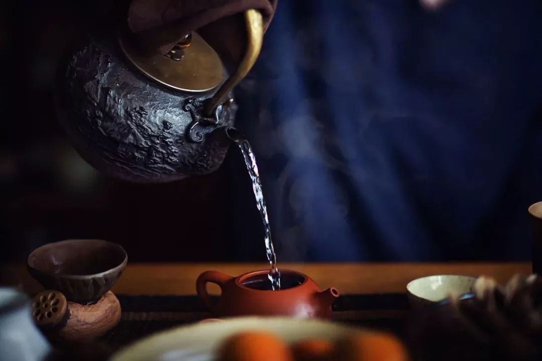 茶与水的故事我们有时候需要说的话很多,不如少说,去面对一杯茶,会让