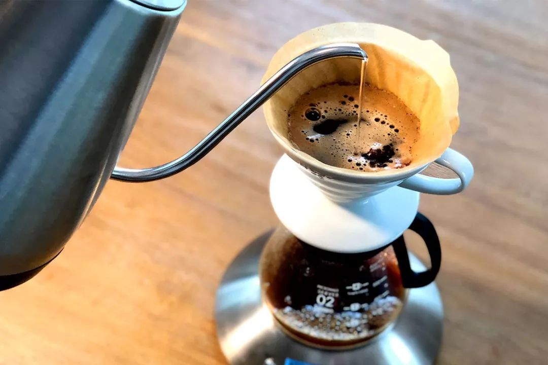 手冲技巧丨注水力度大小对咖啡风味的影响