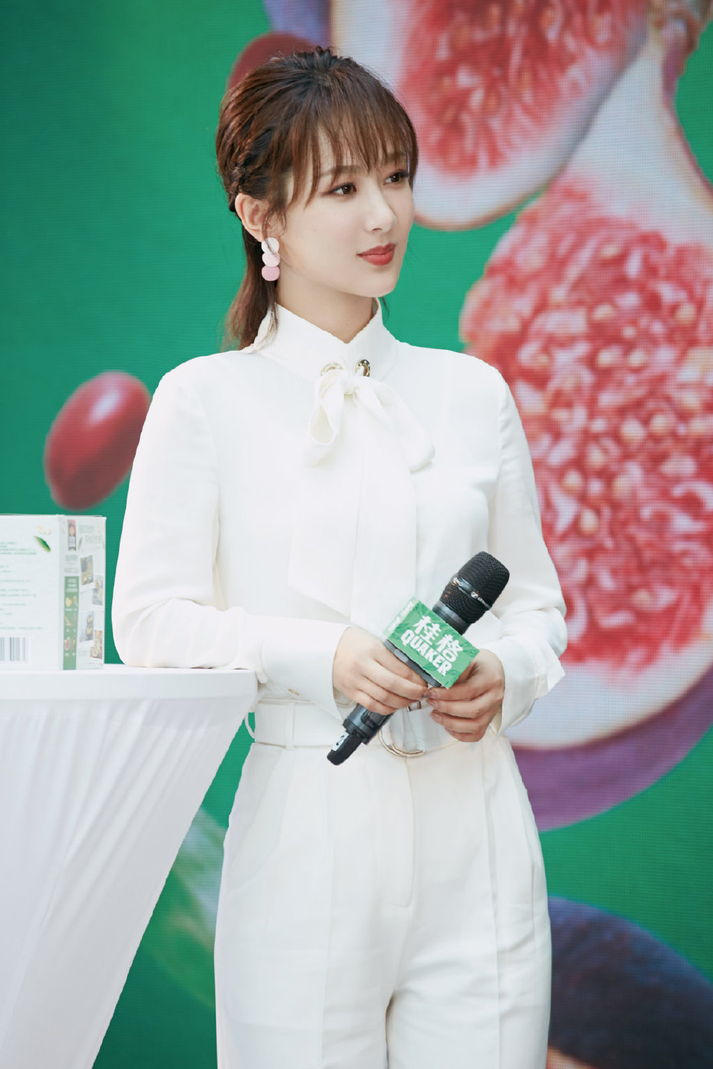 杨紫纯白装,甜美清新,纯洁优雅!