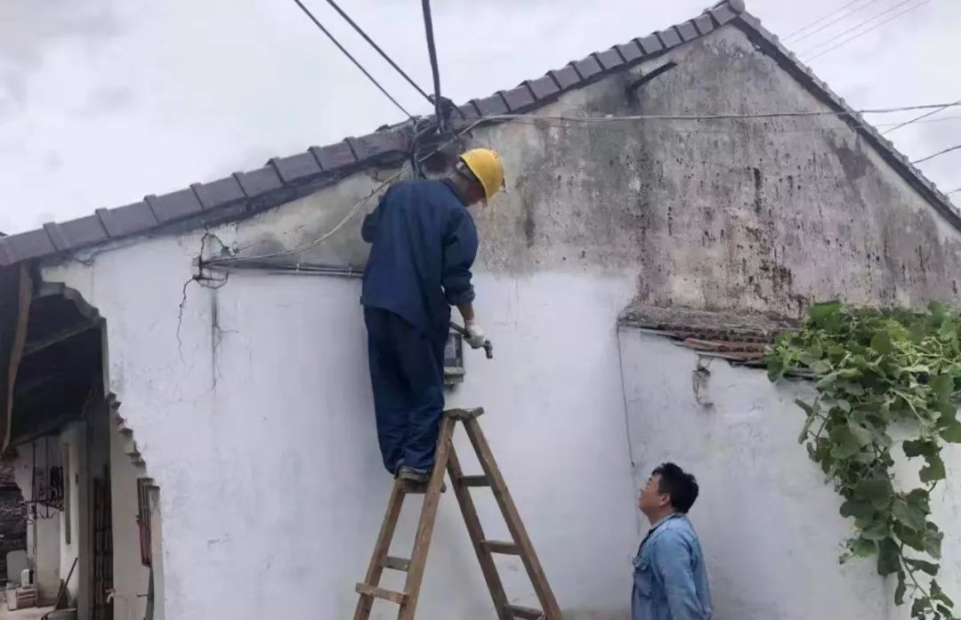 牟山镇狮山村对蔬菜大棚户进行走访,要求做好防护措施,保证人员安全.