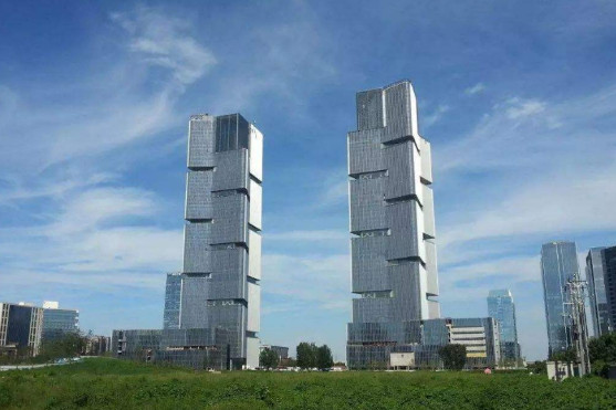 突发绿地城百人维权丨建大玉米楼的绿地建住宅的时候能再用点心吗