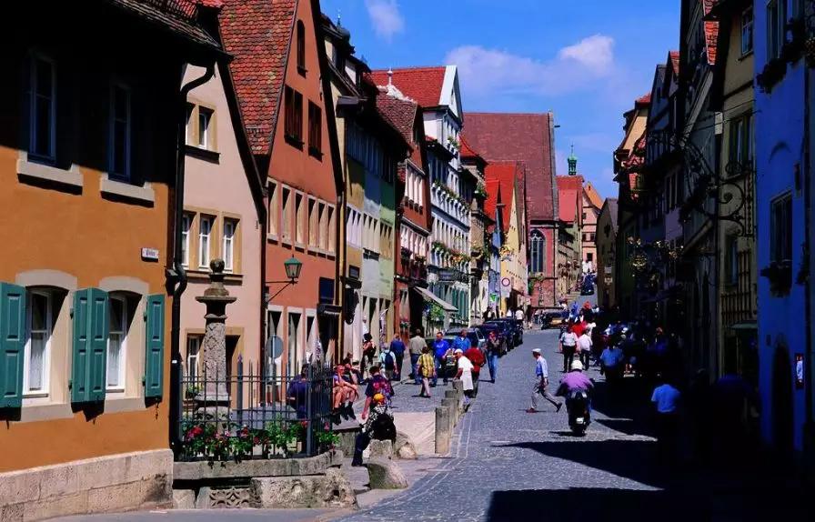 运用材质,色彩,小空间,人性化设计的街道体现小镇氛围