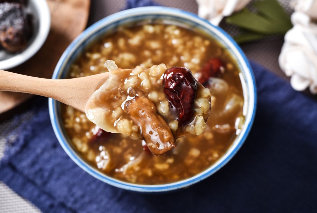 【制法】以上材料洗净后,红枣去核,莲子去芯浸泡1小时,然后全部材料