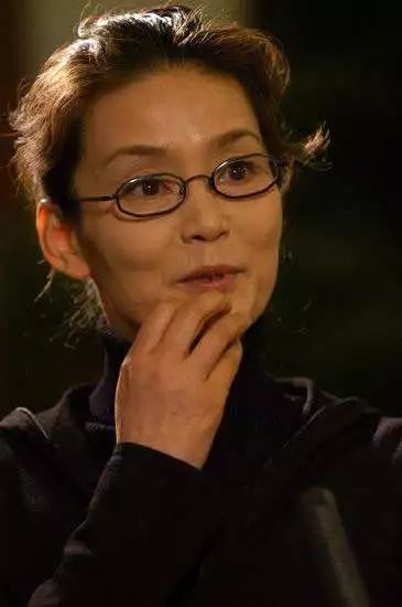 她是最美影后,离婚后30年依旧单身一人,如今皈依佛门…_潘虹
