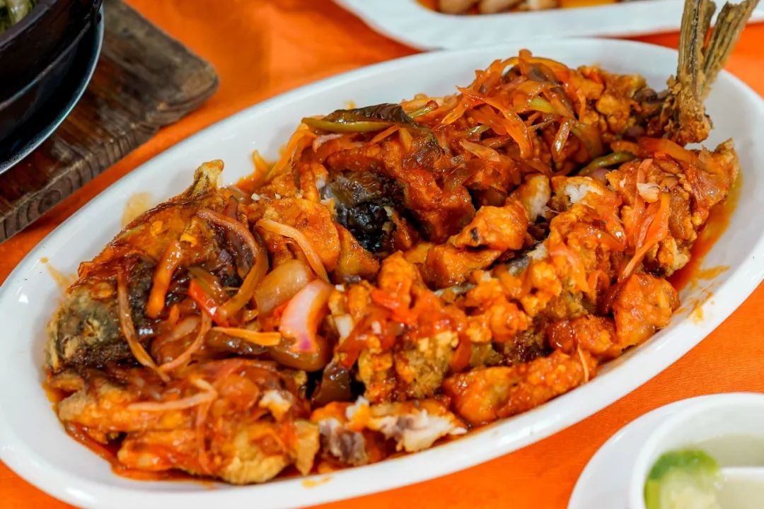 松子鱼的鱼皮炸得酥脆,满满的五柳菜调制出酸酸甜甜的酱汁,开胃一级棒