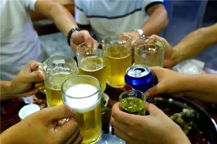 香辣花甲花甲1份,凉拌鲫鱼3条,特色巴骨肉1份,煮花生1份,雪花勇闯3瓶
