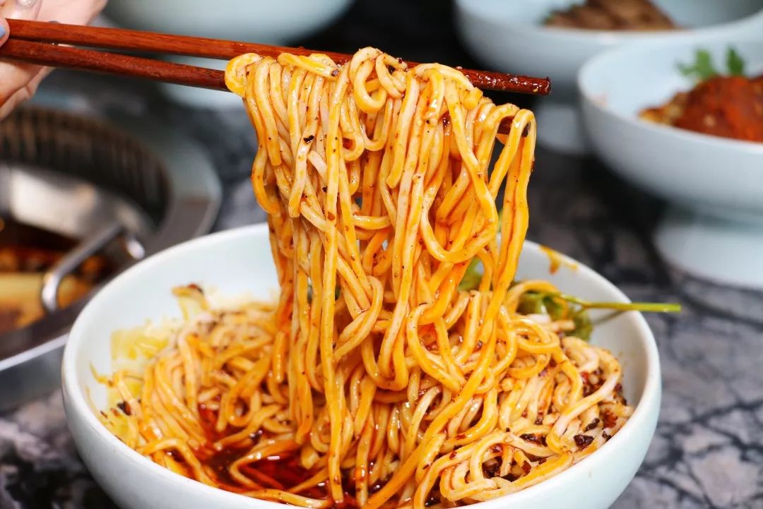 红油满满,辣子满满的凉面吃完真的好开心(*^▽^*)!