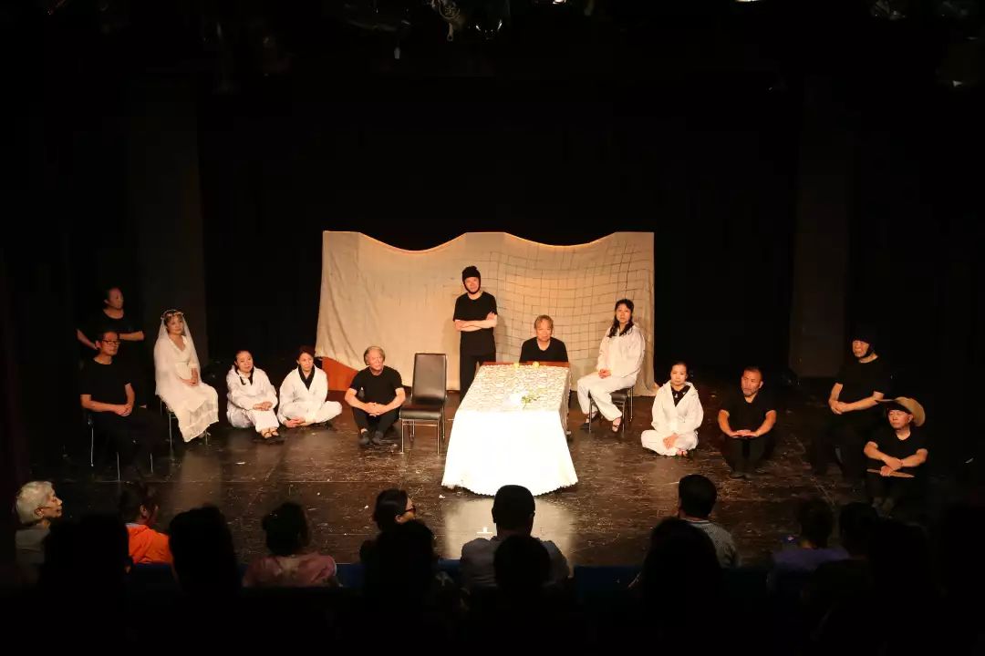 这一刻的舞台属于社区戏剧社的建国门老街坊们