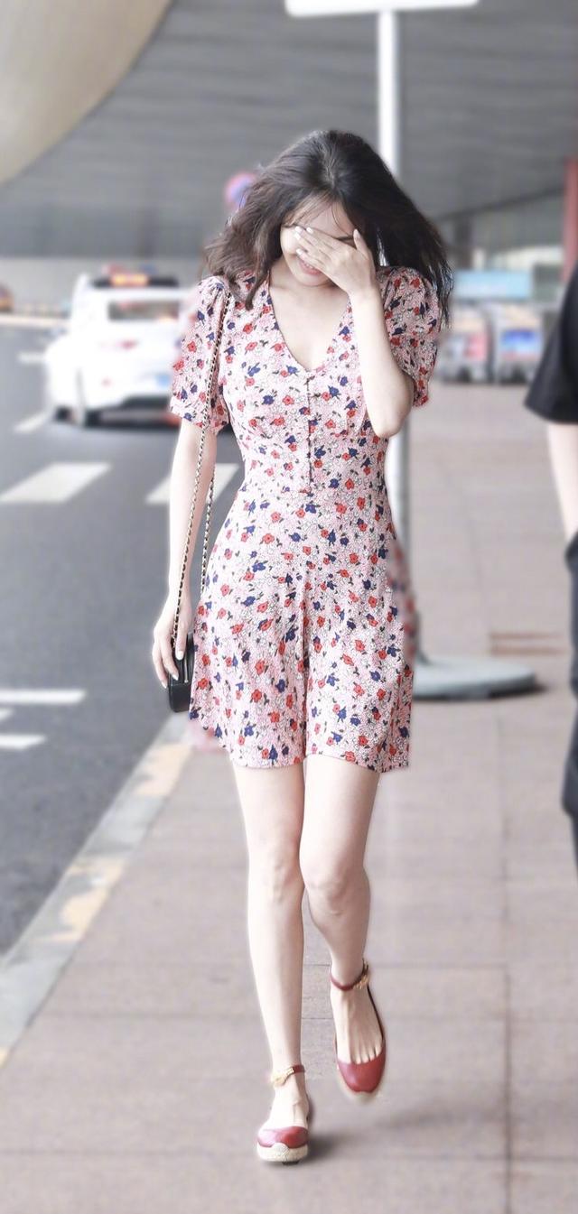 李菲儿穿碎花短裙现身大长腿a4腰吸睛但她的脸已认不出