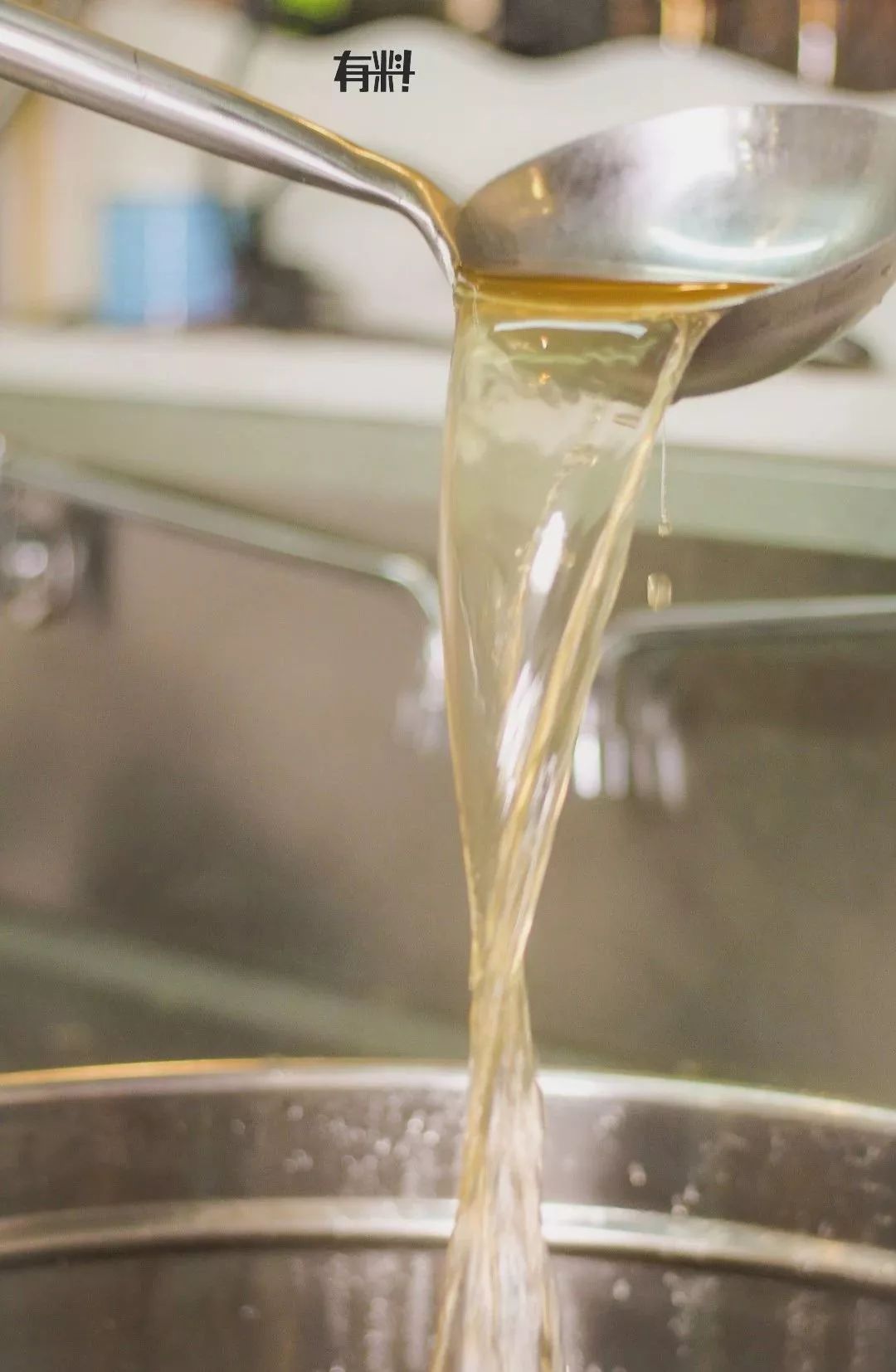 03 汤底 这里的汤底也是十分接地气的 用大火炙烤过的大地鱼 再加入