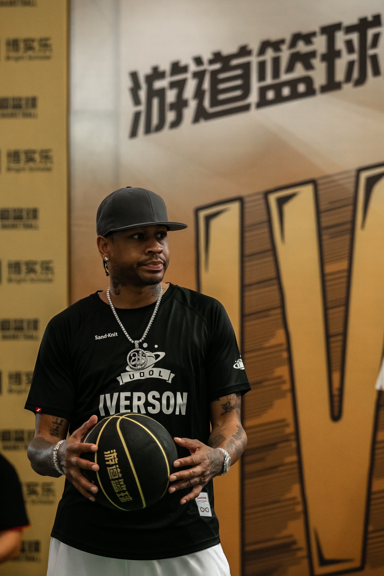 粤来越艾艾弗森空降广州训练营3v3叫板网红美女街球手