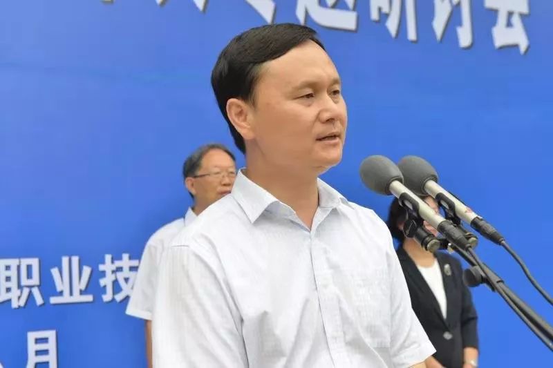 石迎军,李小建,侯波,陈学军为济源发展研究院揭牌.