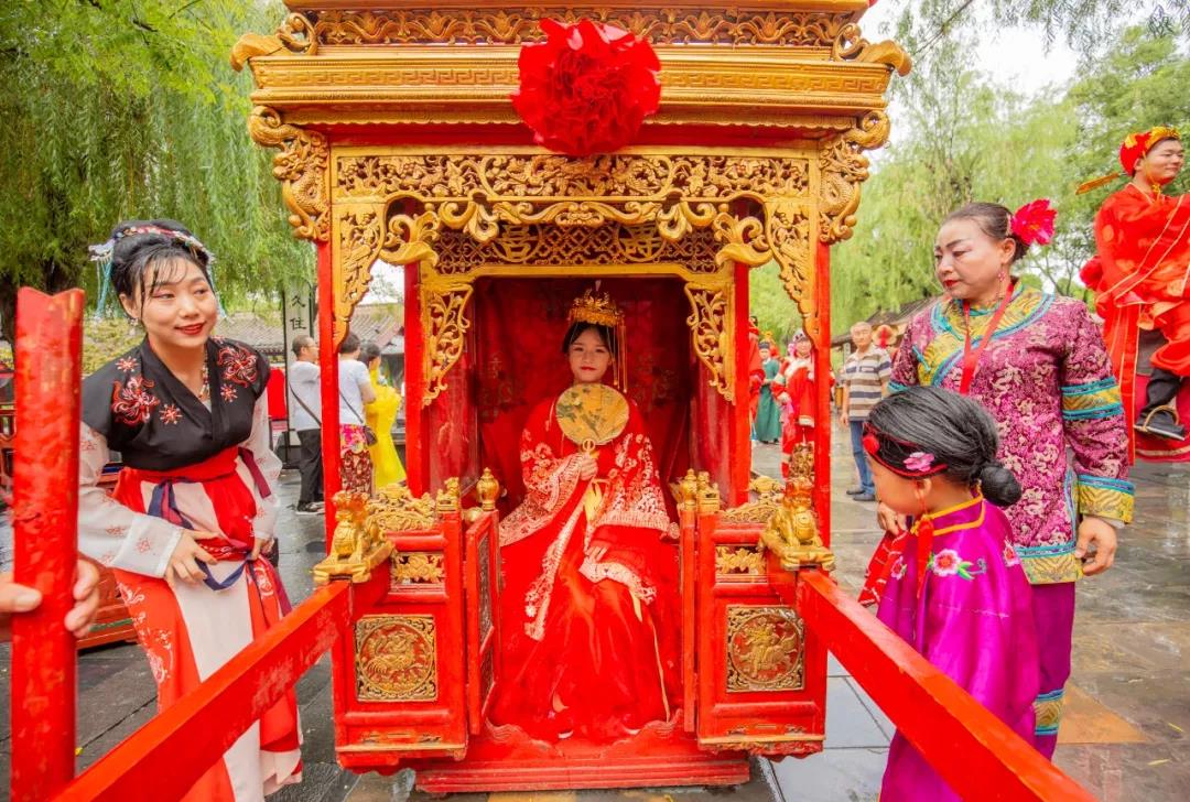 锣鼓开道,唢呐齐鸣,高头大马,八抬大轿,十里红妆,浩浩荡荡.