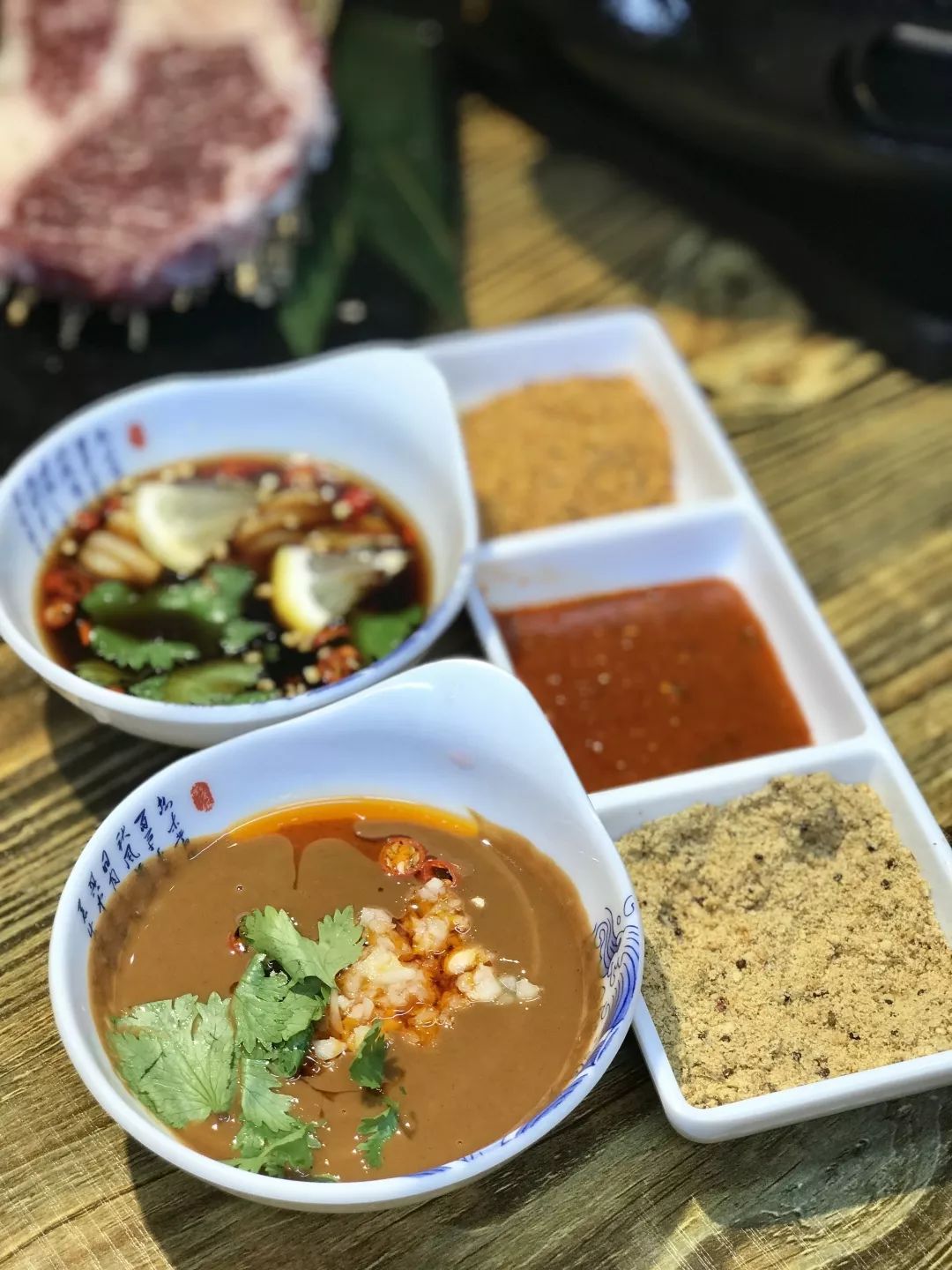 酸甜芝麻酱,海鲜汁,韩式鲜辣酱,日式蘸料.应有尽有.