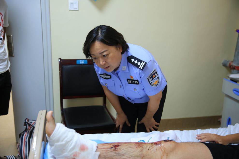 民警流血他们最心疼