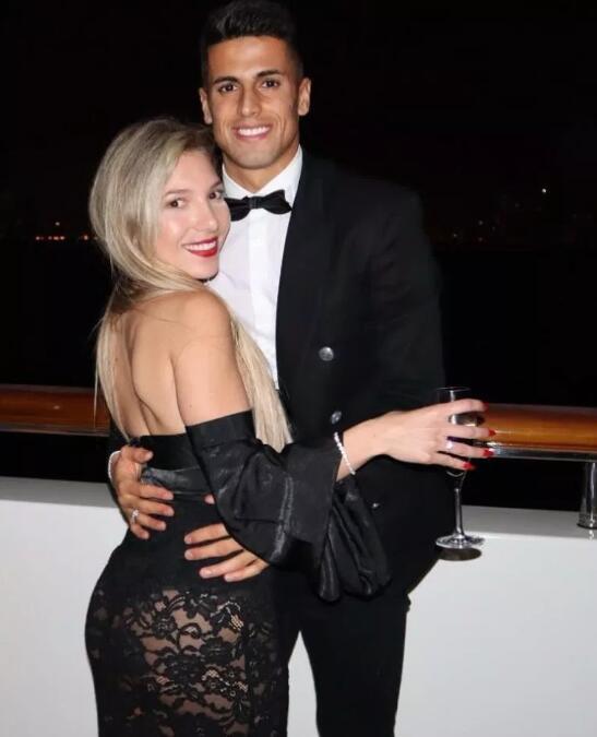 神似斯嘉丽约翰逊坎塞洛带性感女友加盟曼城