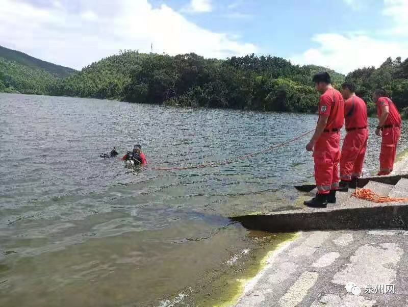 刚刚年轻小伙在南安一水库边溺亡