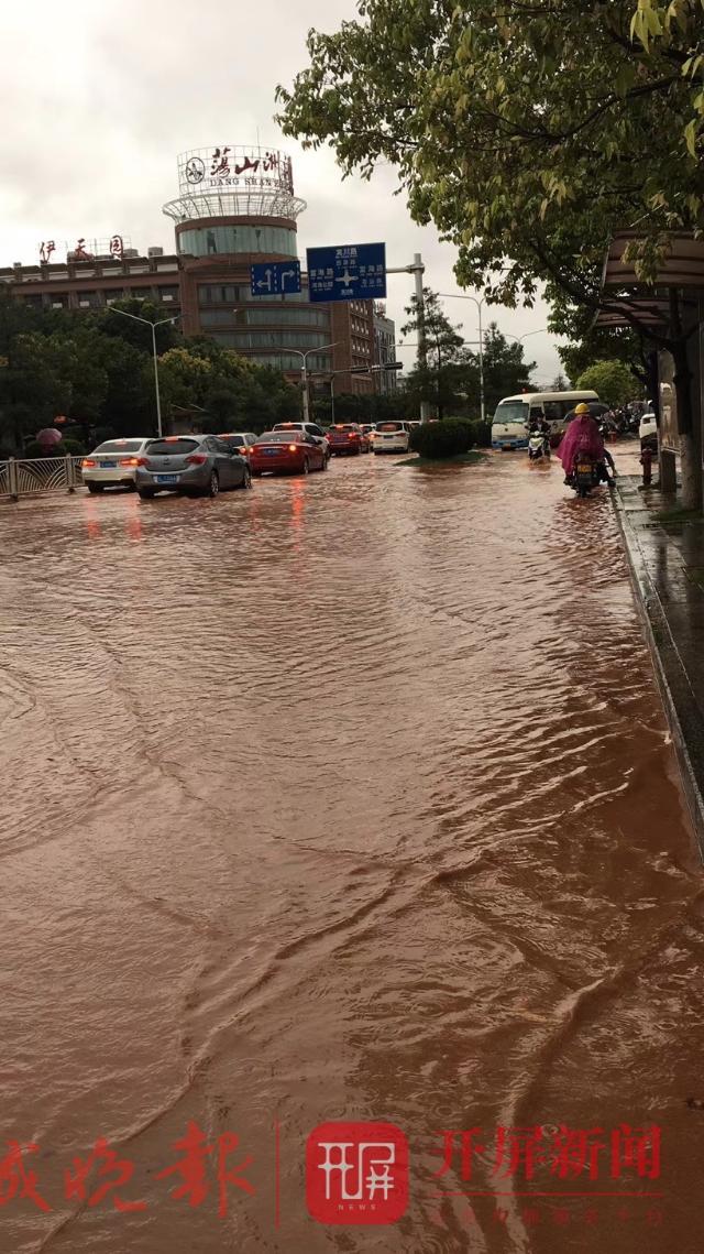 今晨大理暴雨淹城严重堵车一片汪洋
