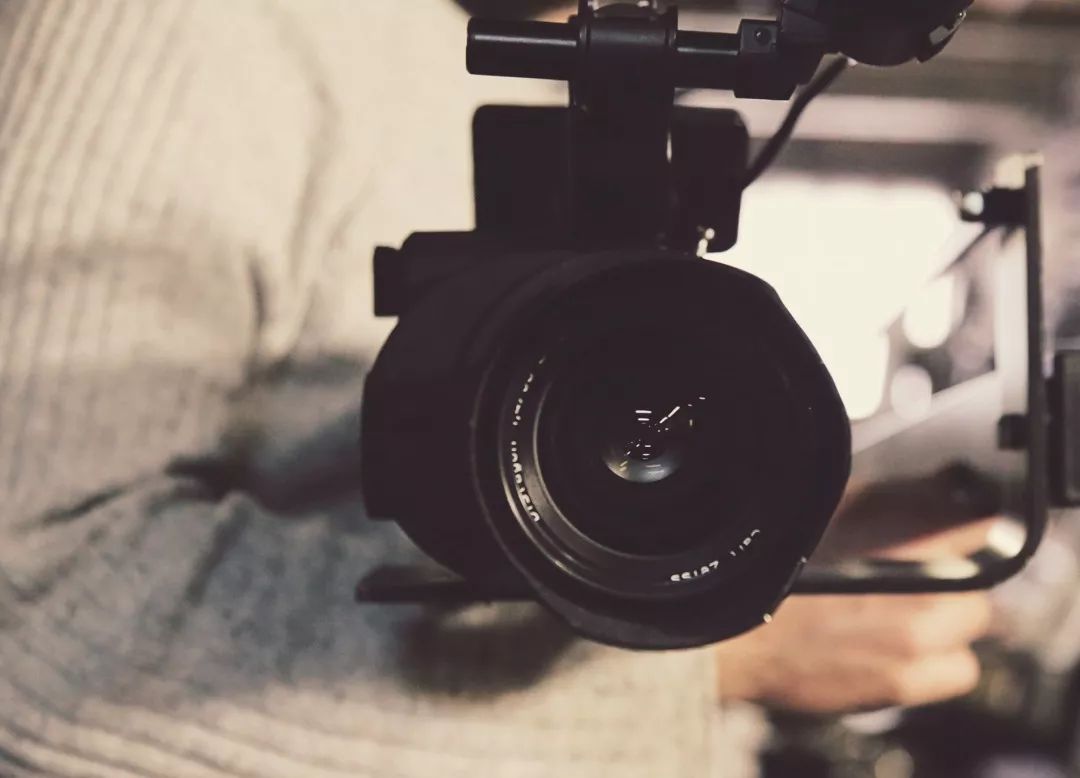 在拍摄,制作过程中经常会遇到越轴现象.那么越轴镜头是怎么产生的?