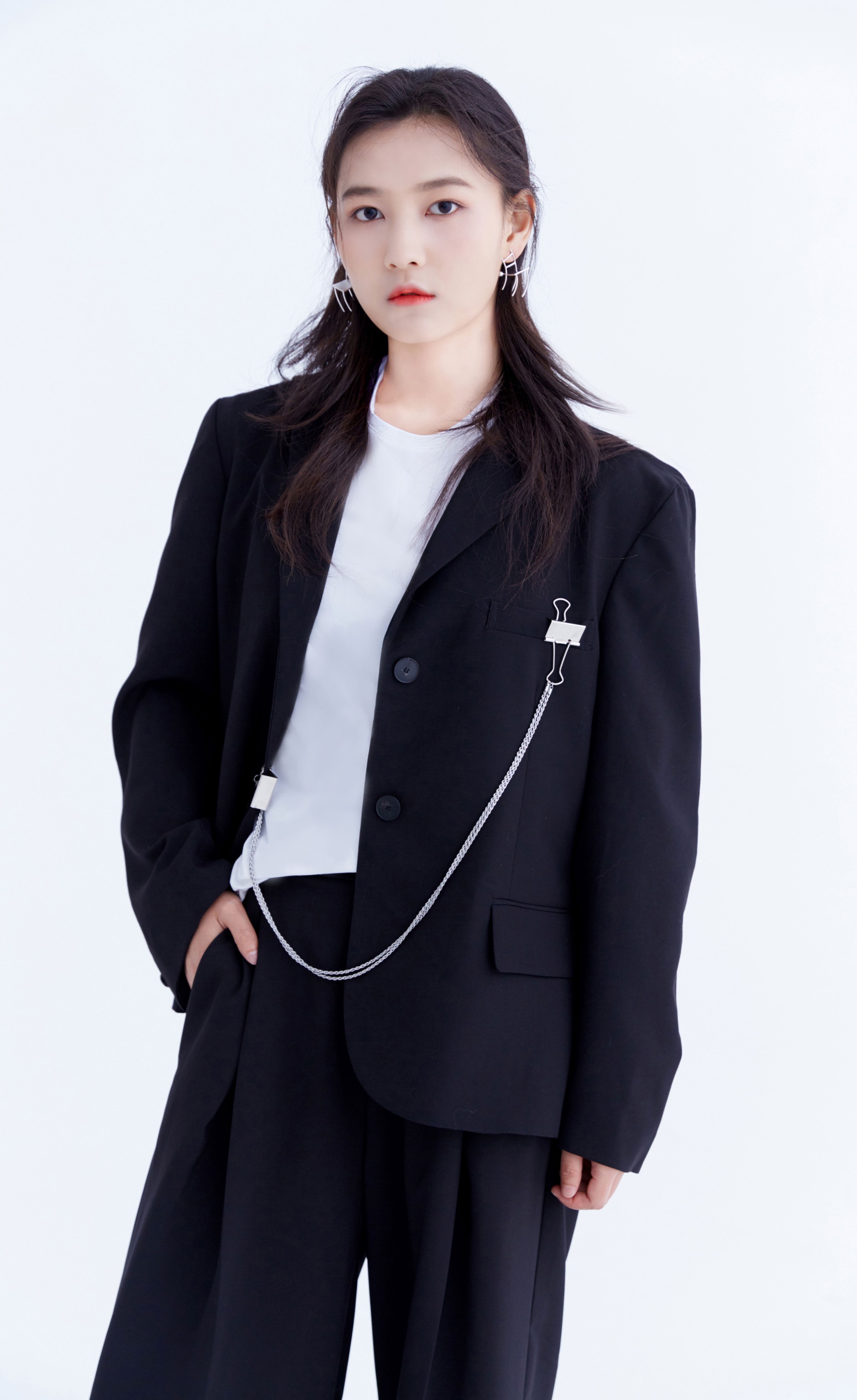 陈思敏生日写真上演西装杀超a 黑白映画间当年艺考状元初长成