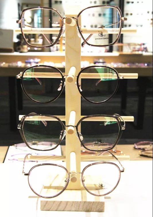通州网红眼镜店店里开水吧潮款超多镜框不用钱还送太阳镜