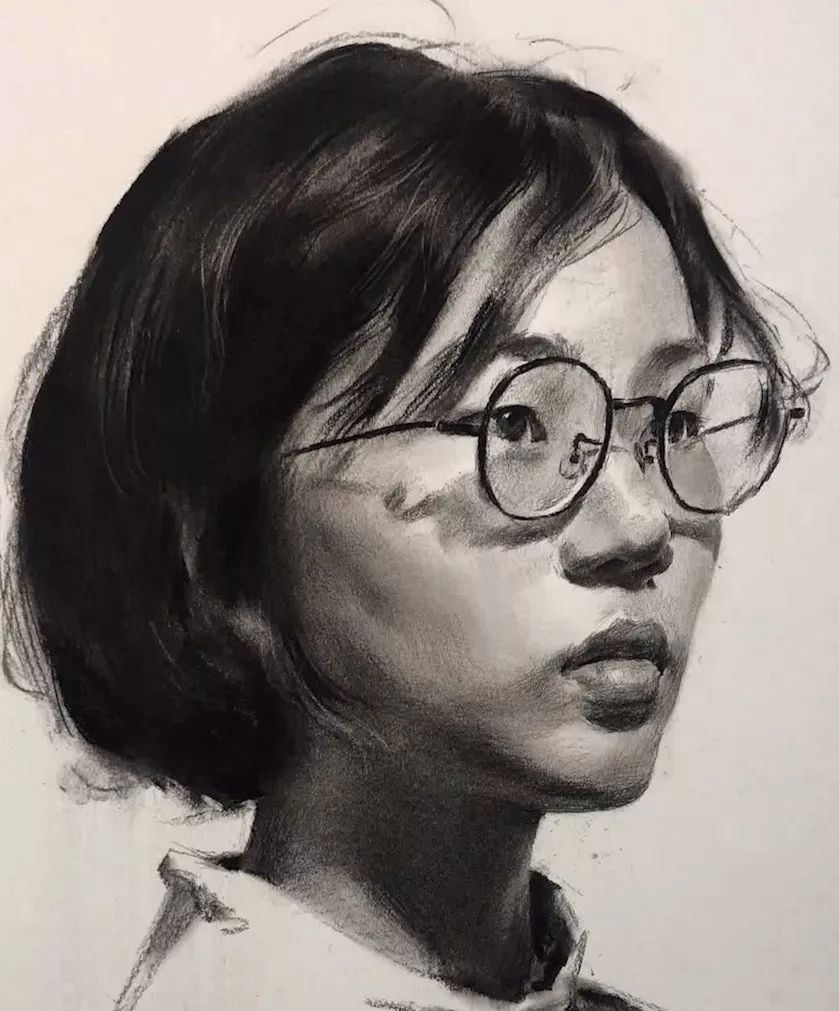 第三二七集 朱传奇教你画戴眼镜的四分之三侧短发女青年素描头像