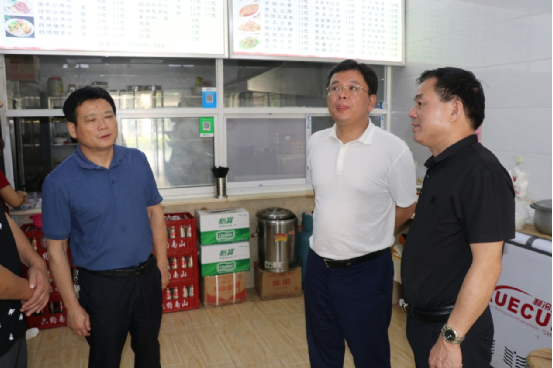 长沙市市场监管局陈旭书记一行调研岳麓区小餐饮透明厨房改造工作