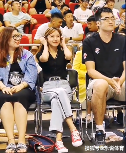 原创日后还是朋友nba主持美娜与秦奋再度同台全程毫无交流零镜头