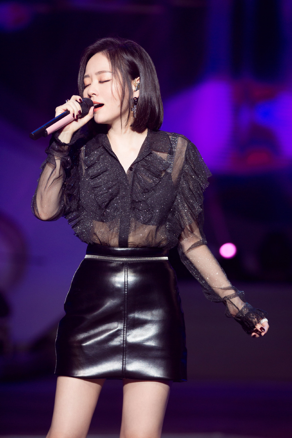 再次被张靓颖惊艳了透视上衣搭配皮质短裙又美又酷气场好强大